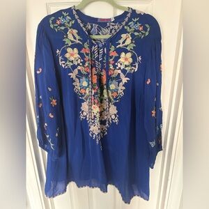 JOHNNY WAS LONG FLOWY EMBROIDERED BLUE TUNIC w tie and button top -sz 2X